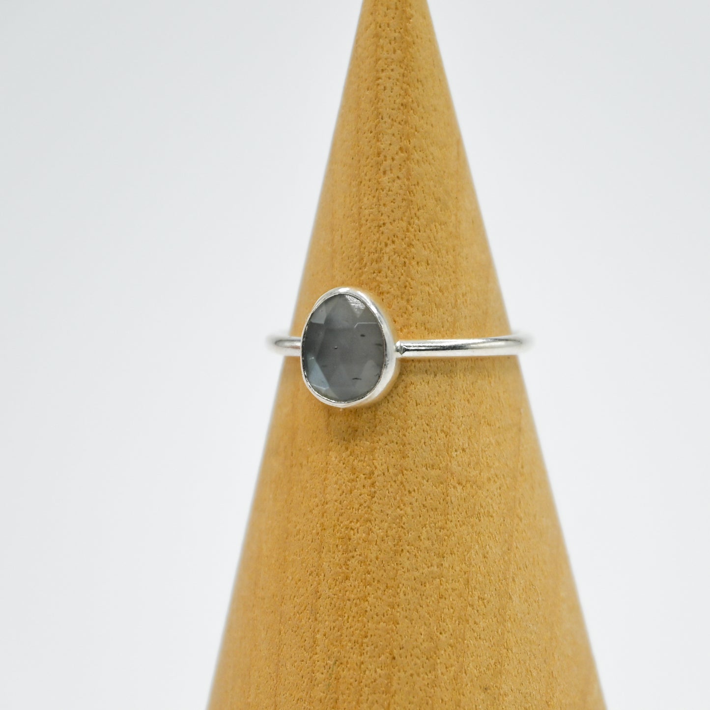 Rosecut gray moonstone size 7