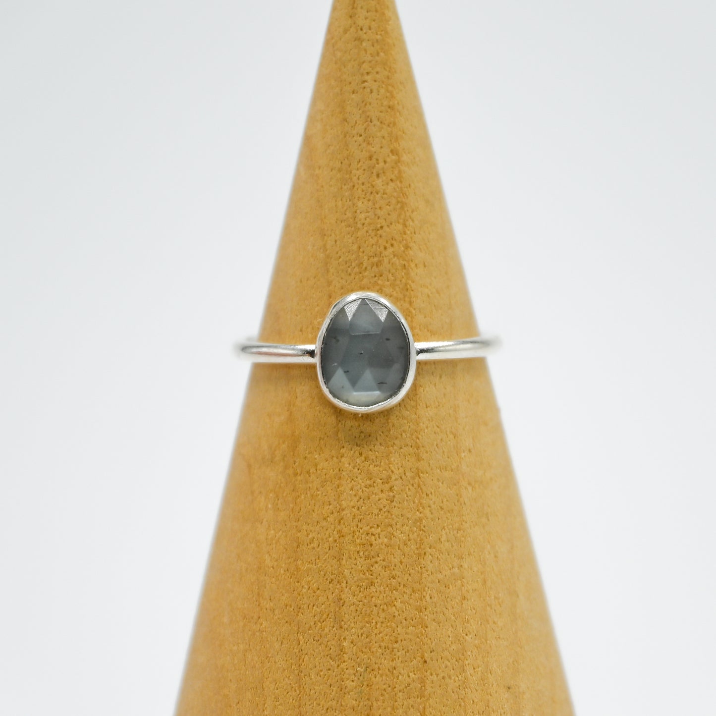 Rosecut gray moonstone size 7