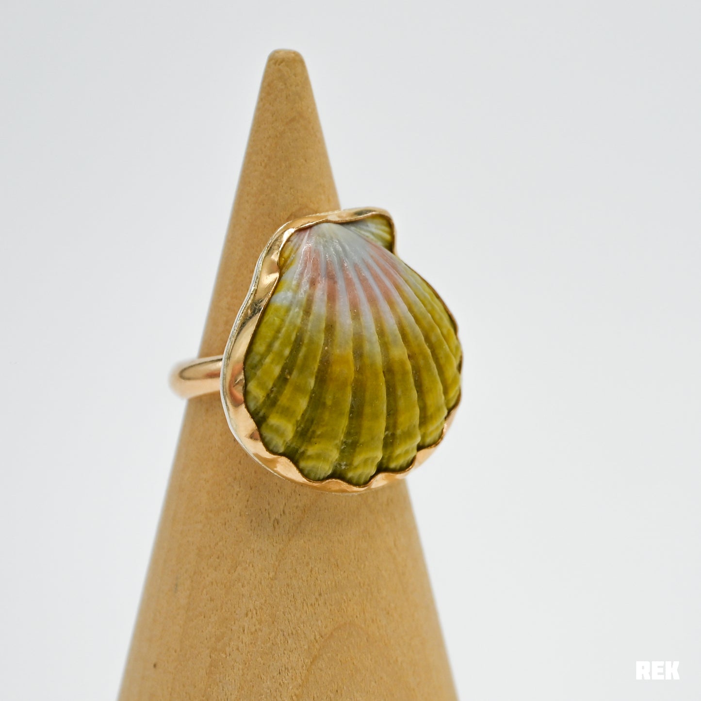 Gold fill Hawaiian moonrise shell size 7.25