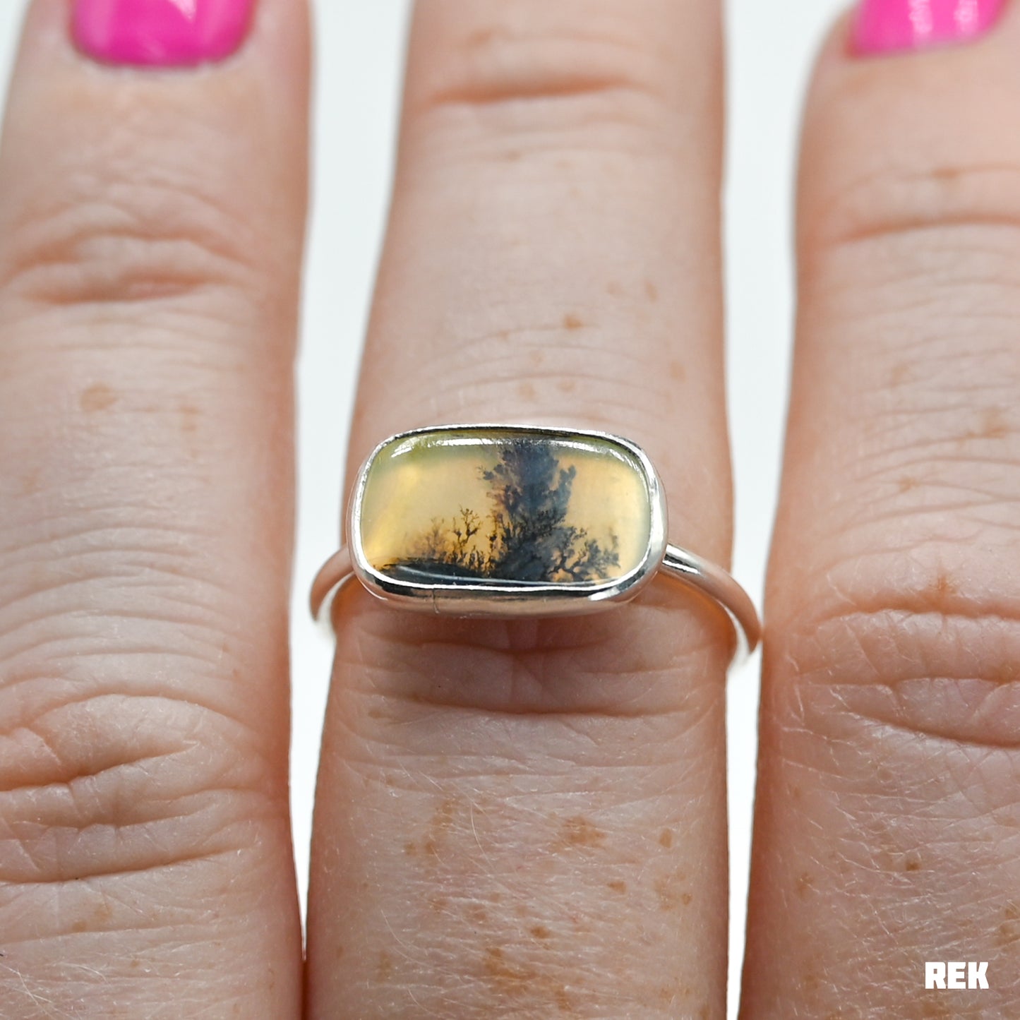 Horizontal dendritic agate size 7