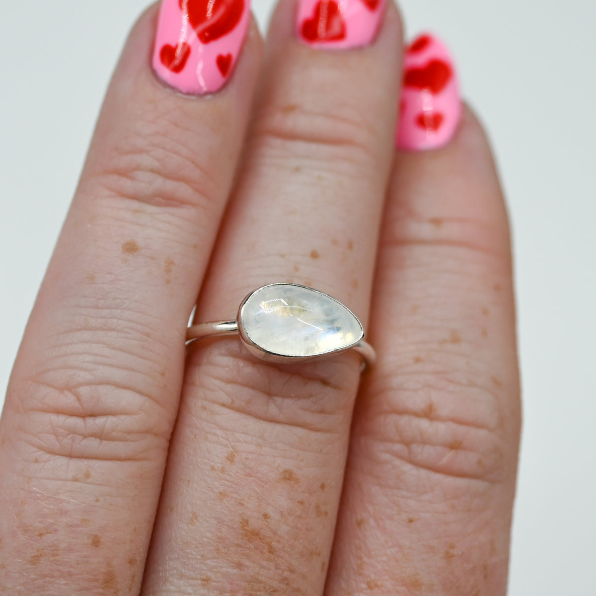 Horizontal pear moonstone size 7