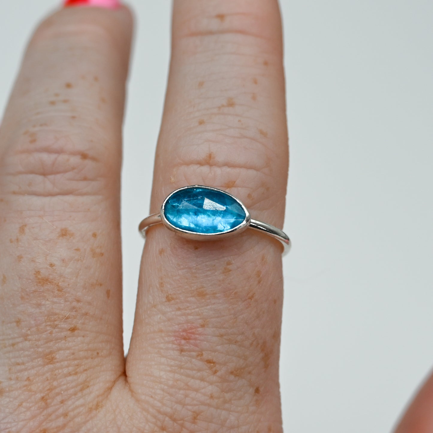 Horizontal rose cut neon blue apatite size 8