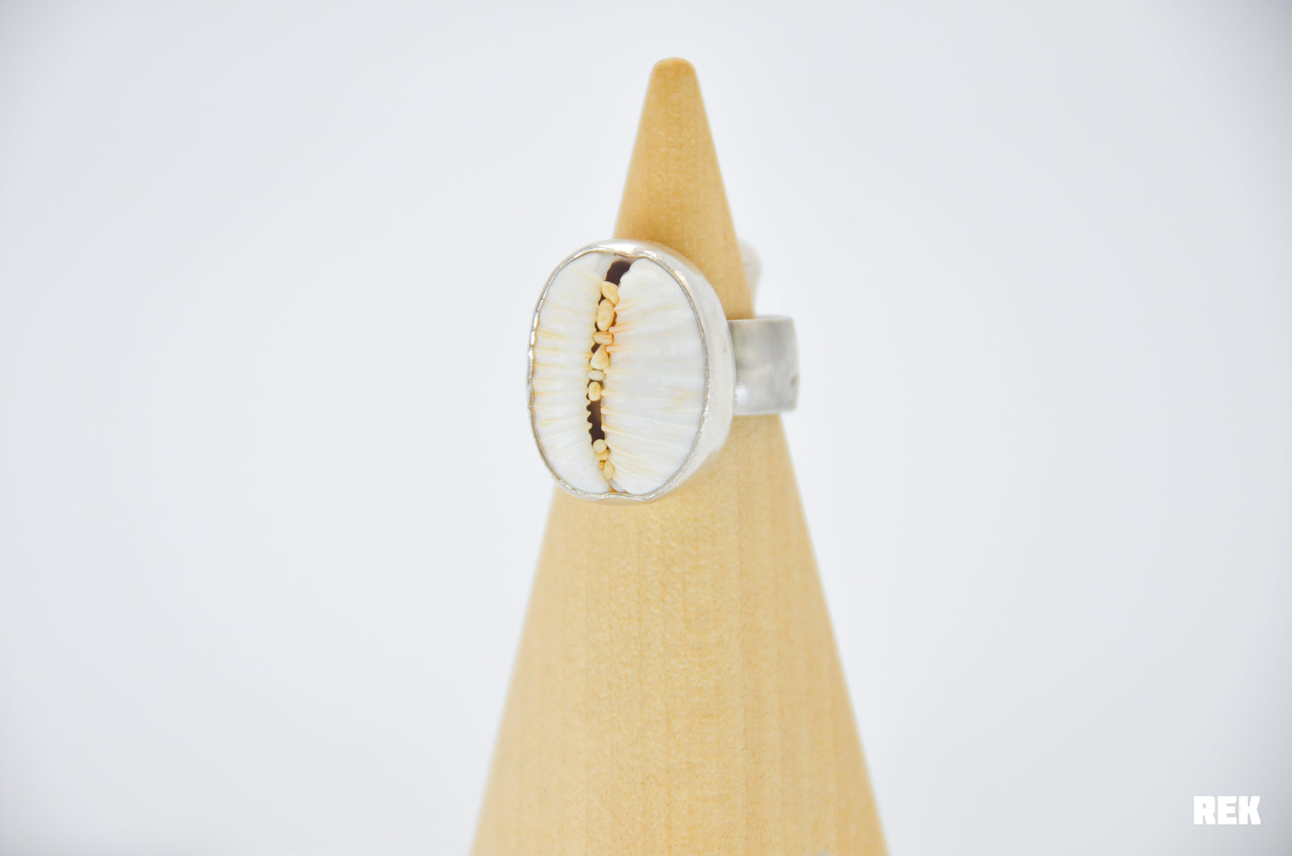 Granulated Cowrie Size 8