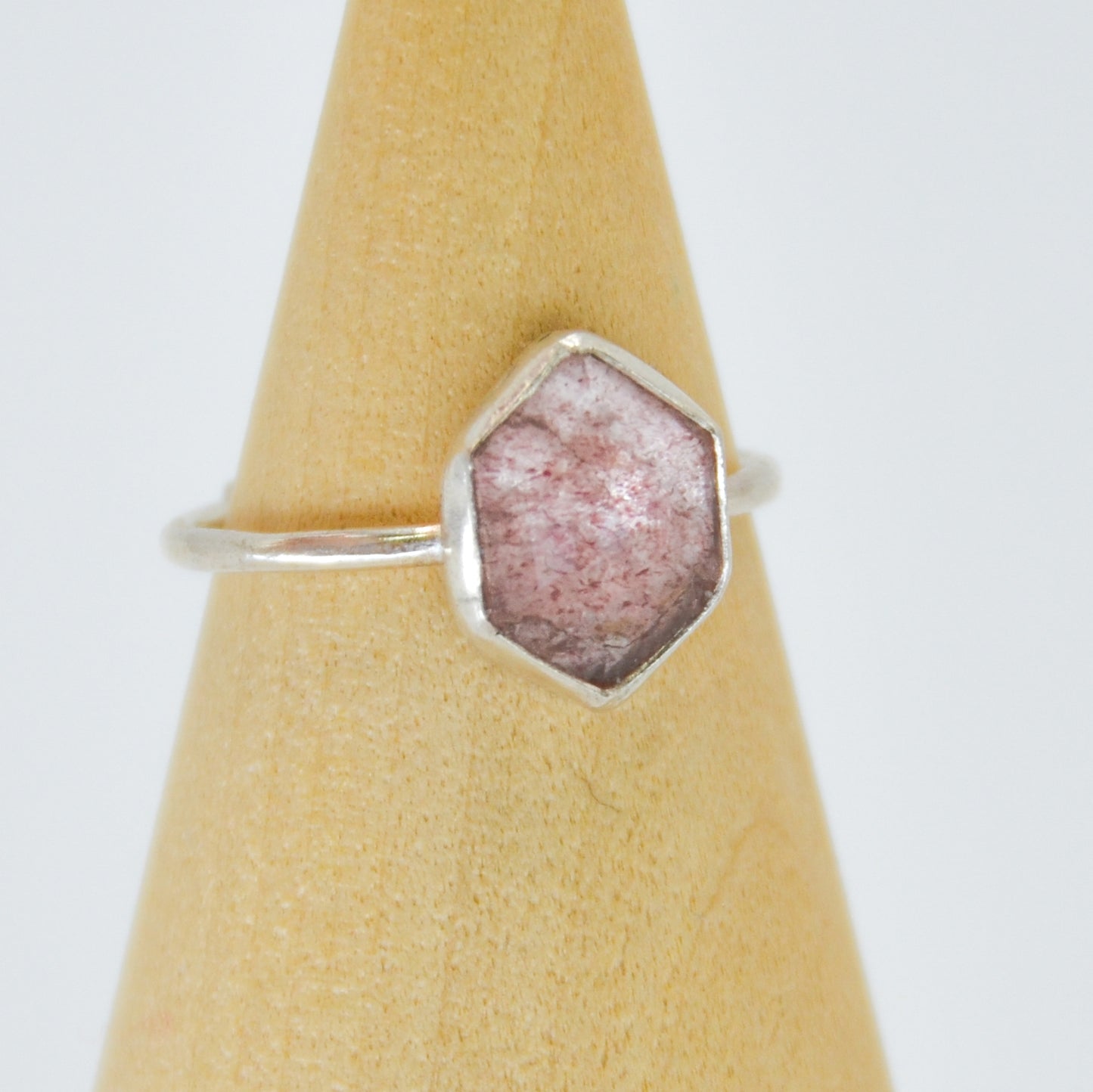 Strawberry quartz size 6.5