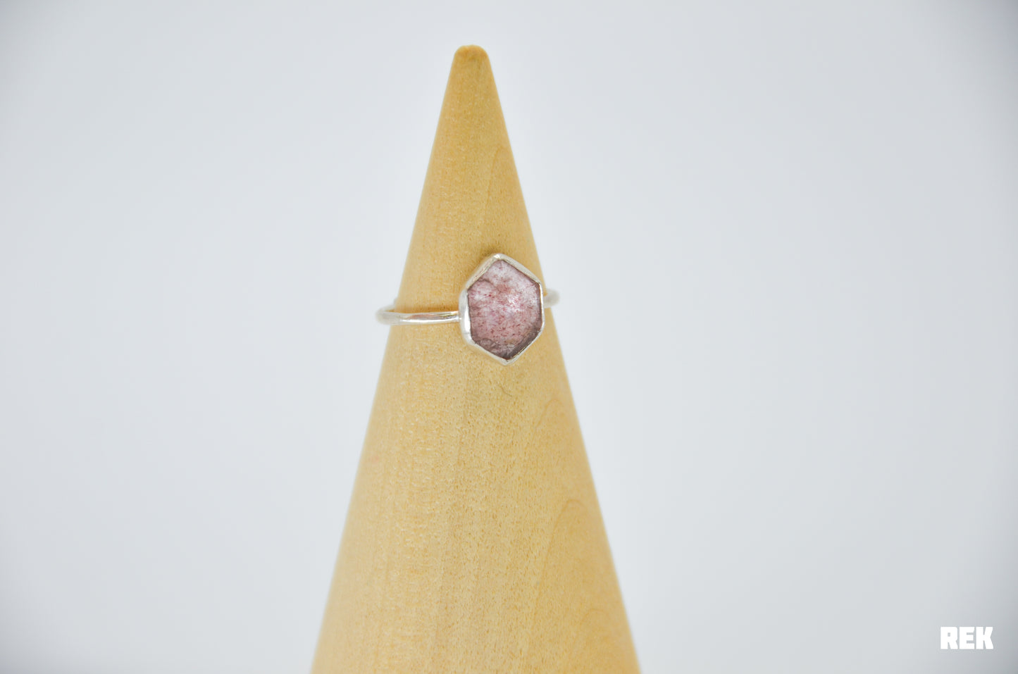 Strawberry quartz size 6.5