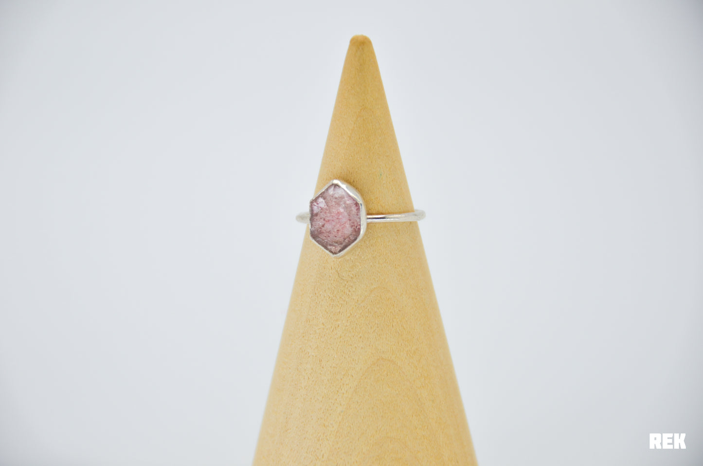 Strawberry quartz size 6.5