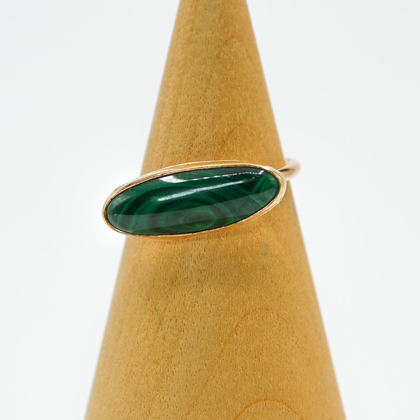 Gold fill horizontal oval malachite size 7