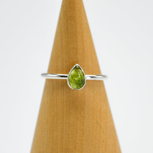 Pear peridot size 6.75