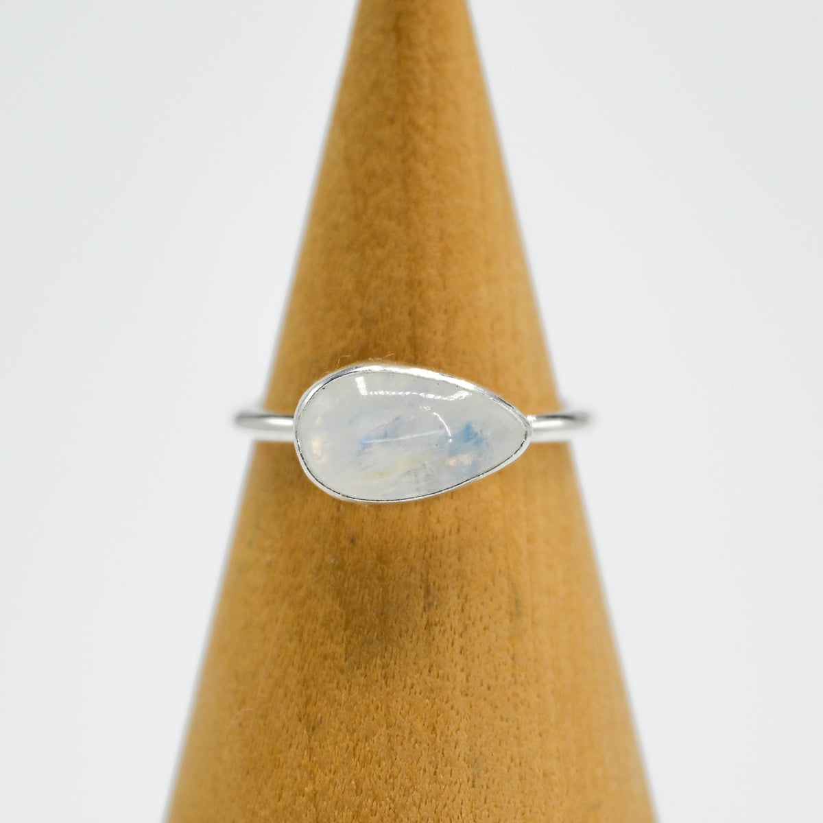Horizontal pear moonstone size 7