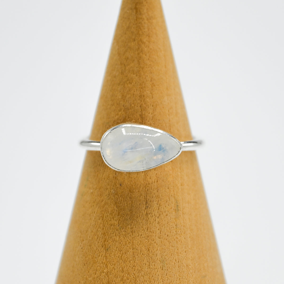Horizontal pear moonstone size 7