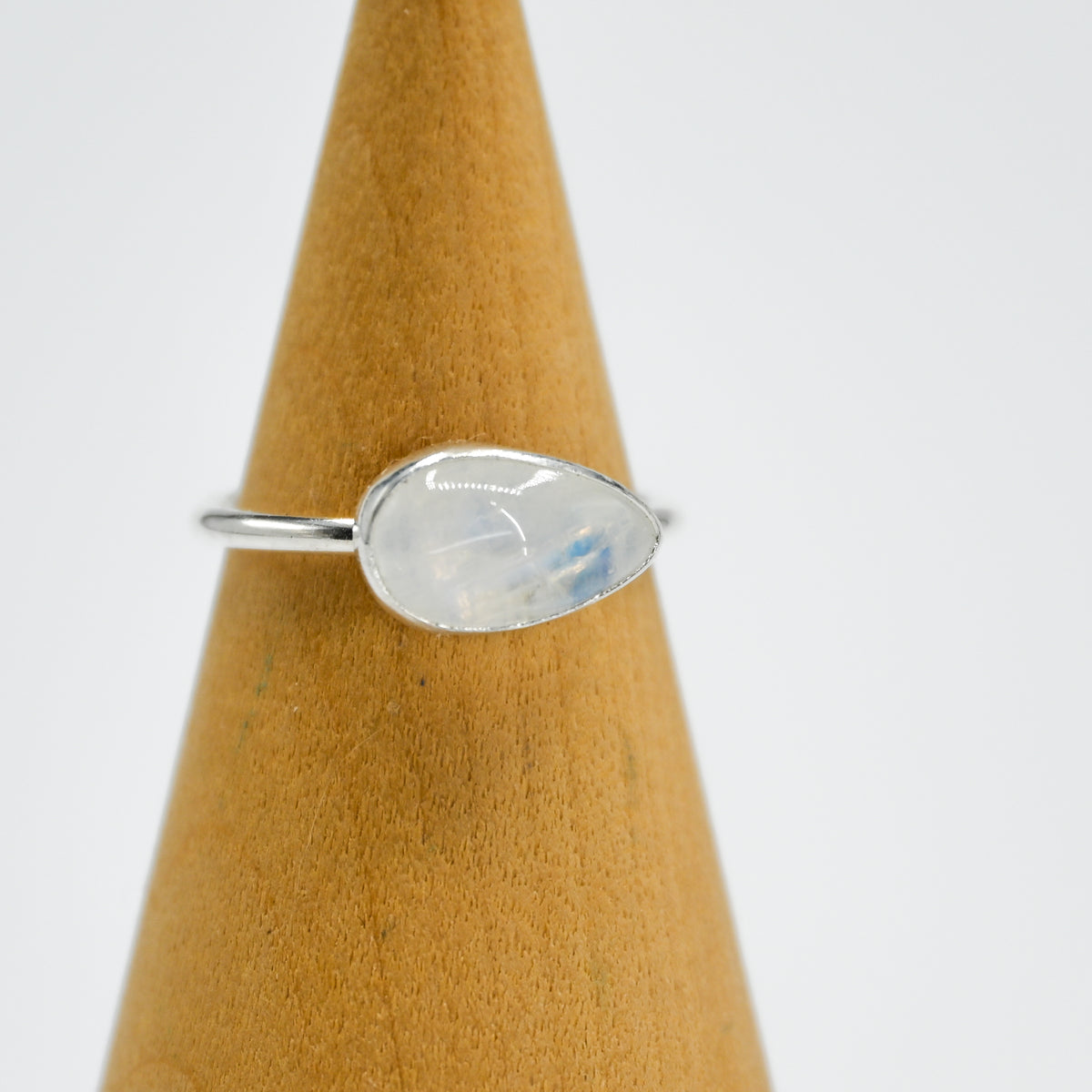Horizontal pear moonstone size 7