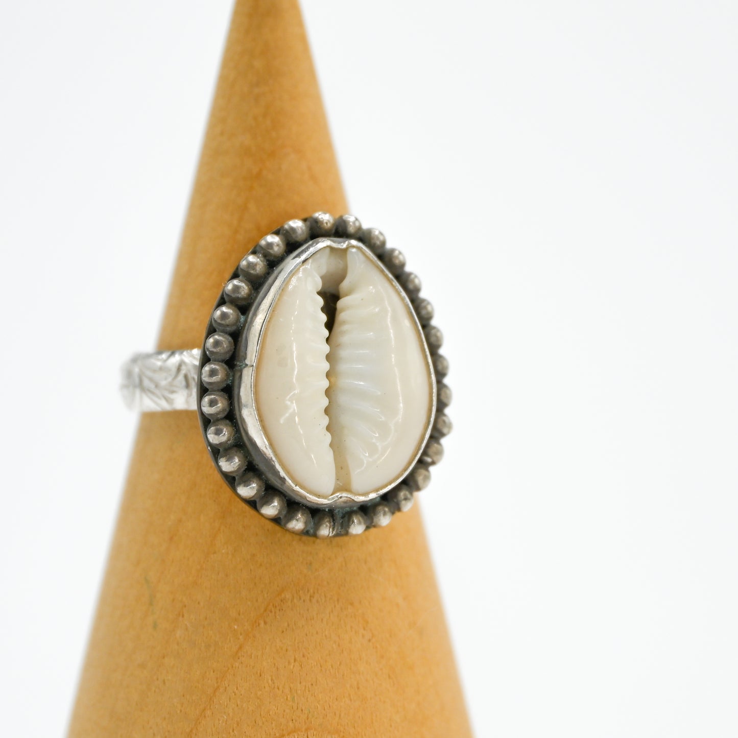 XL cowrie bead around size 7.25
