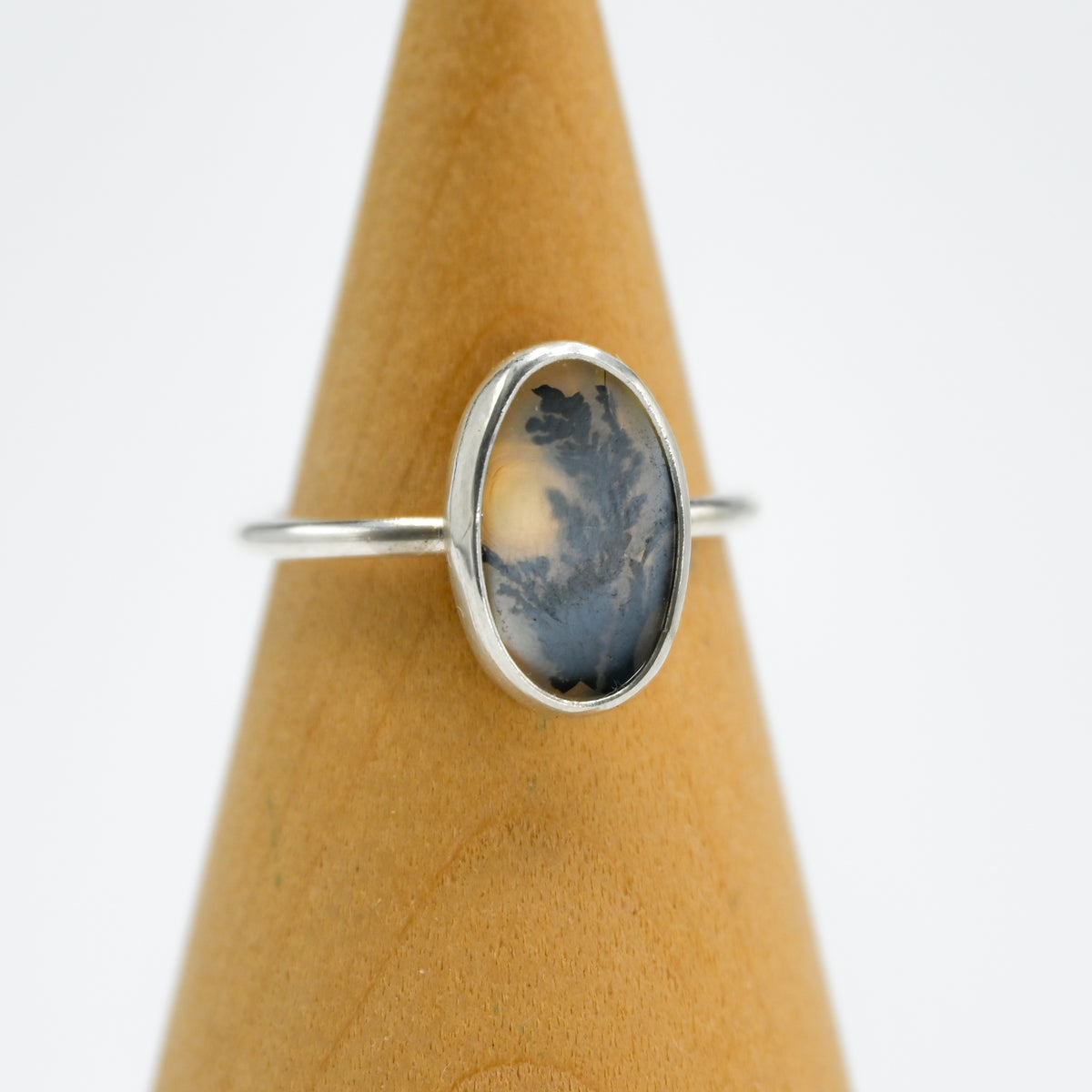 Oval dendritic agate size 8