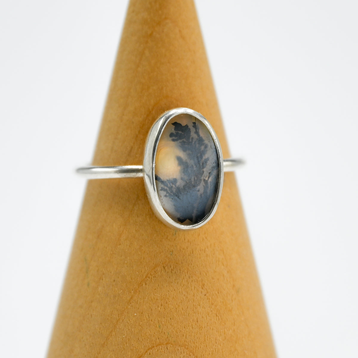Oval dendritic agate size 8