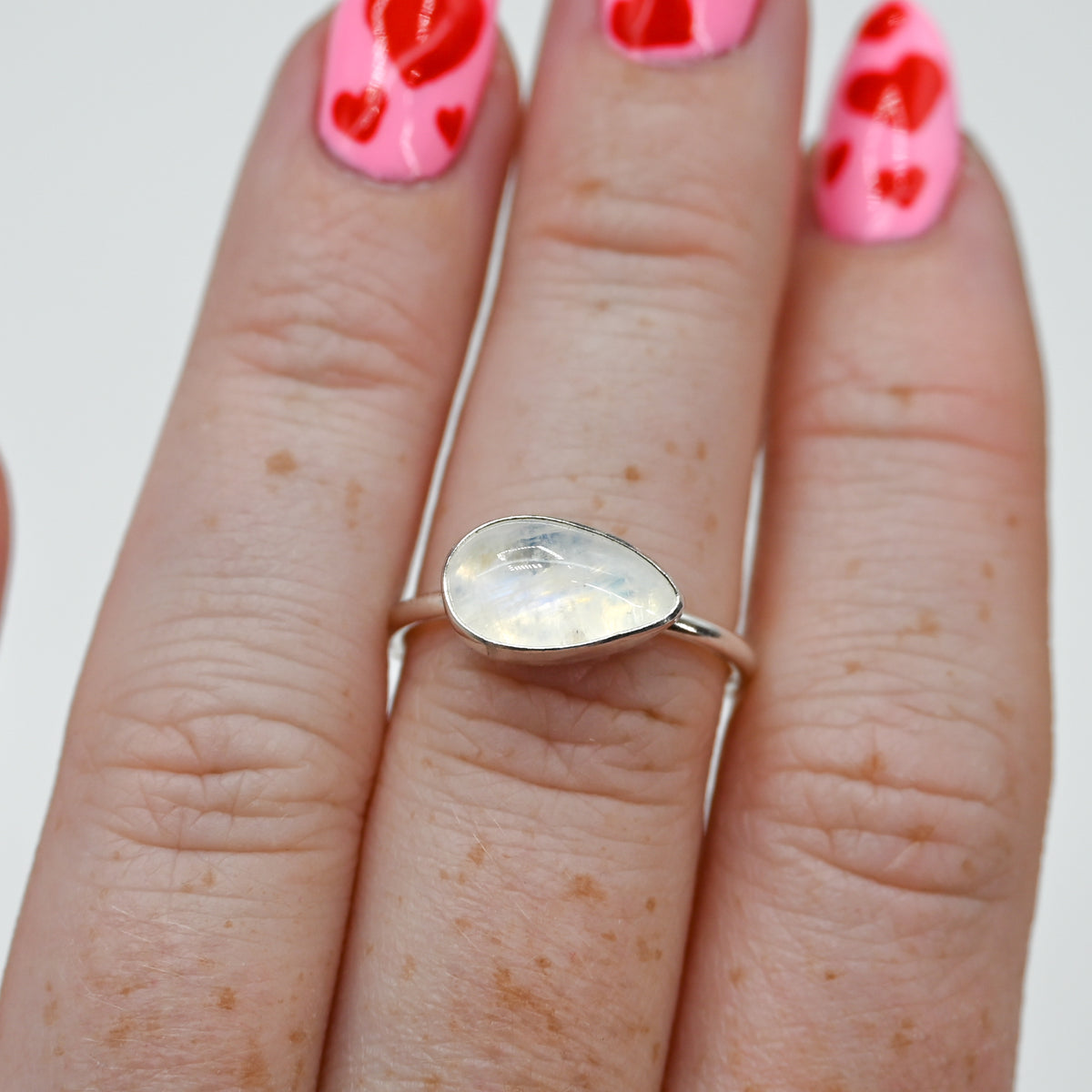 Horizontal pear moonstone size 7