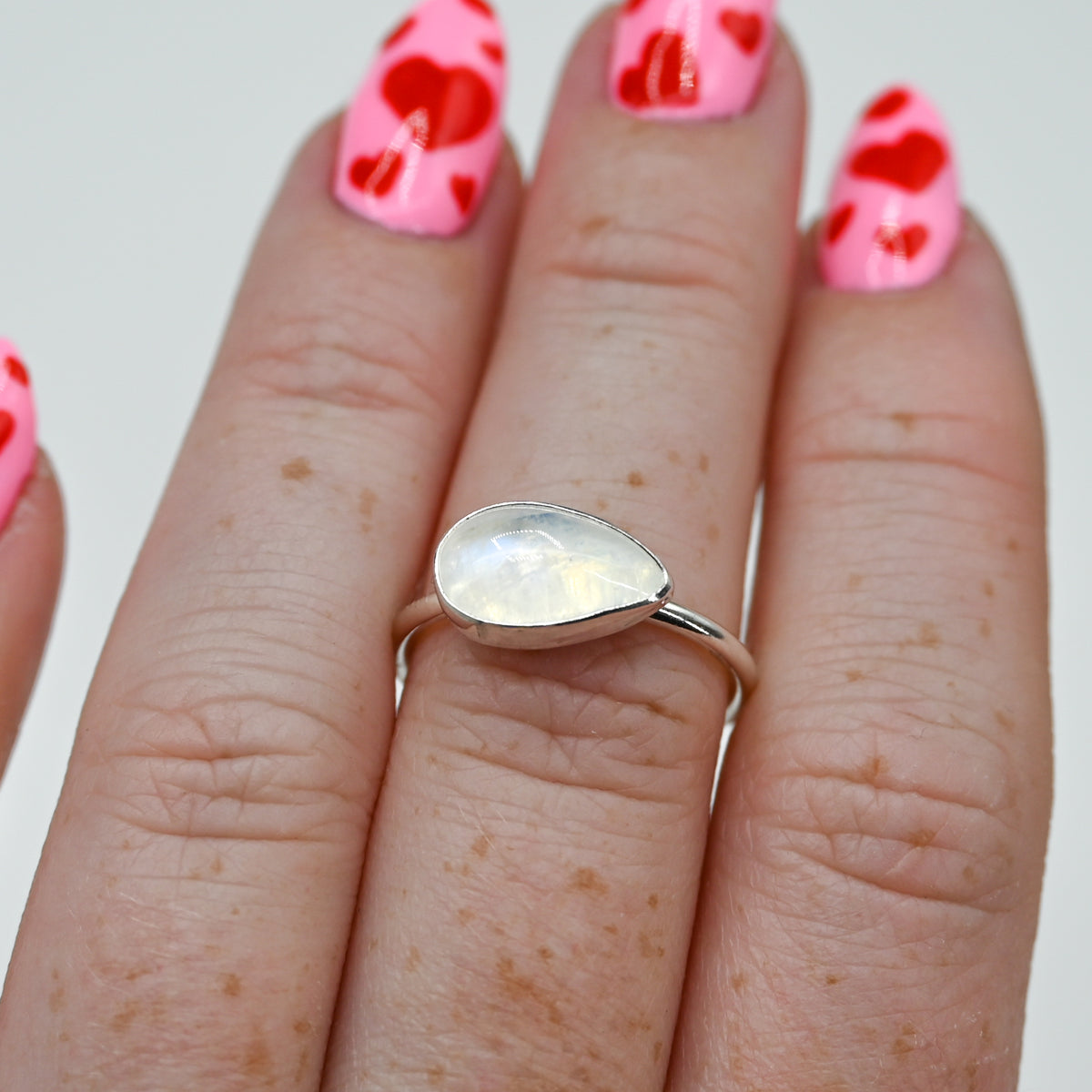 Horizontal pear moonstone size 7